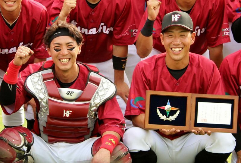 日本選手権出場の“認定証”を手にした北川キャプテン(右)と、ガッツポーズの福田選手(左)。