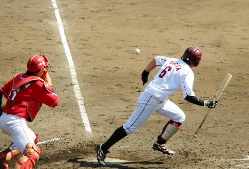 3回、武田選手に続いて森田選手もバント。相手が見守った三塁線の打球が切れず、ヒットになりました。