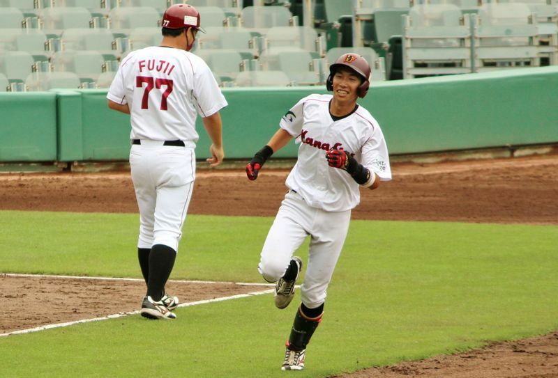 ホームランの田中選手。三塁を回ったところです。左は藤井コーチ。