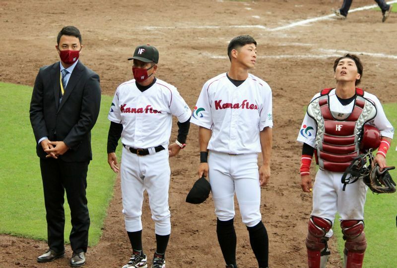 試合後、スタンドにお礼の挨拶をする(左から)大塩浩史マネージャー、山田監督、北川選手、福田選手。