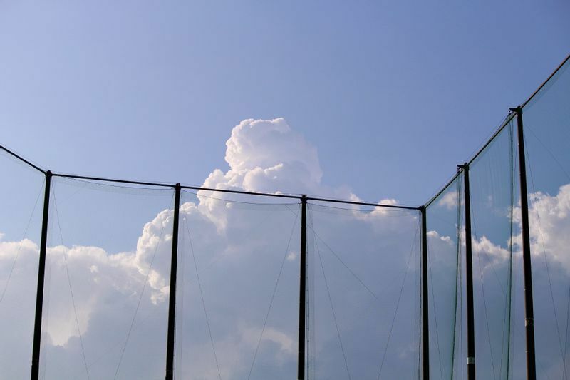 阪神鳴尾浜球場。防球ネットの向こうに見える入道雲も長らく見ていないので…ちょっと寂しいですね。