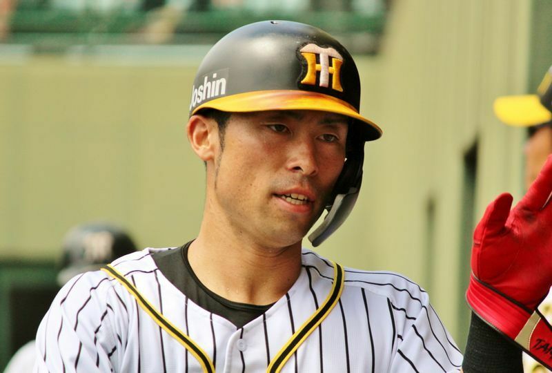 13連勝中に5本のホームランを放った江越選手。これは2019年8月の鳴尾浜で、ホームランを打ってベンチへ戻ったところです。