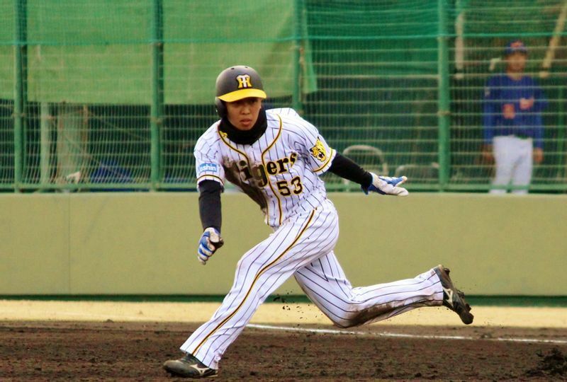 鳴尾浜で走る島田選手。写真は2019年3月16日、ジェイプロジェクトとの練習試合です。