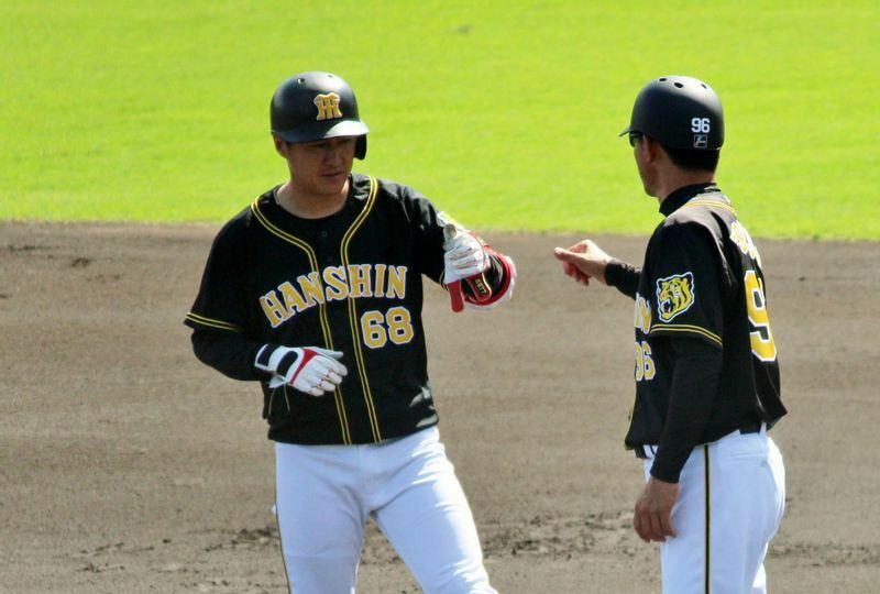 負けたけど優勝が決まった3年前の9月22日、この日の広島戦で俊介選手(左)は2安打を放ちました。