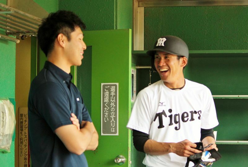 2016年6月4日、新潟県三条市にて。横山さん(左)の訪問を受けて笑顔がはじける荒木選手(右)。