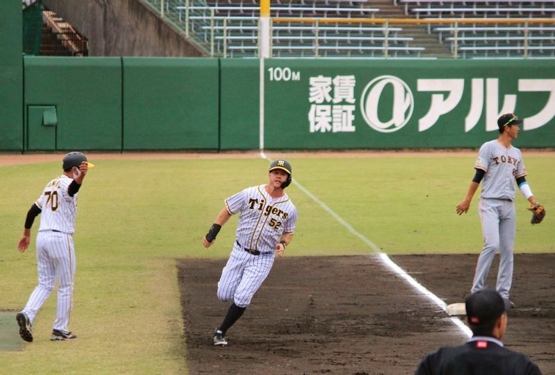 陽川選手の二塁打で一塁からホームまで激走中のサンズ選手。10月24日の巨人戦です。