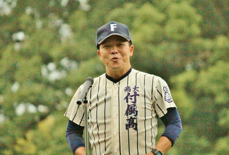 熊本学園大付属高校野球部OB会の池本会長。このユニホームが米村さん在学時、熊本商科大付属高校時代のものです。