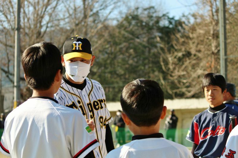 中嶋投手と対戦する子どもたちに「本気で投げてもらうから」と説明する原口選手。