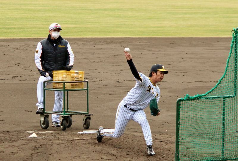 この日のフリー打撃、最初は牧投手がBPを務めています。左は安藤優也投手コーチ。