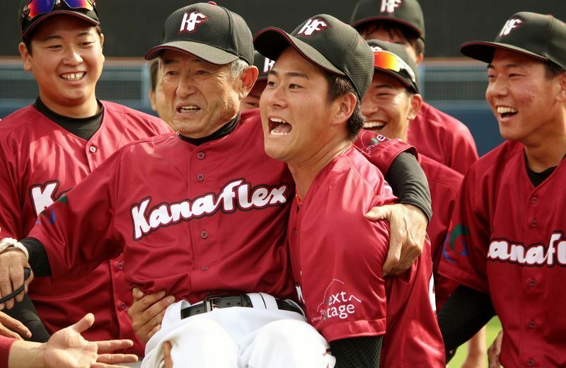 昨年6月2日、日本選手権出場を決めた胴上げで、迫勇飛投手(22)に抱きかかえられる高橋コーチ。