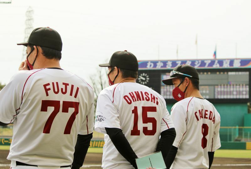 左から藤井助監督、大西投手兼任コーチ、武田選手兼任コーチ。いよいよ今季初公式戦の開始です。