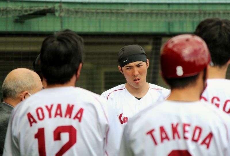 試合後のミーティングで、吉本部長の話を聞く福田選手のこの表情が、すべてを物語っていますね。