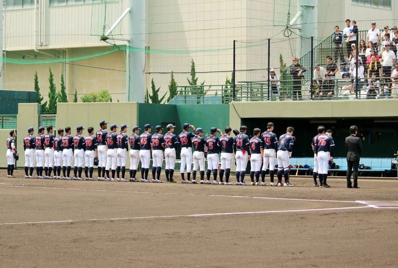 2018年5月6日に鳴尾浜で行われた阪神ファームとの練習試合。列の右端が野原監督、左端が佐竹選手。一番大きいのがトラヴィス投手(14番)です。