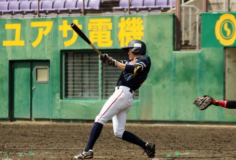 3月20日のカナフレックス戦で4打数3安打2打点と気を吐いた寺前選手。写真は9回の左前タイムリーです。