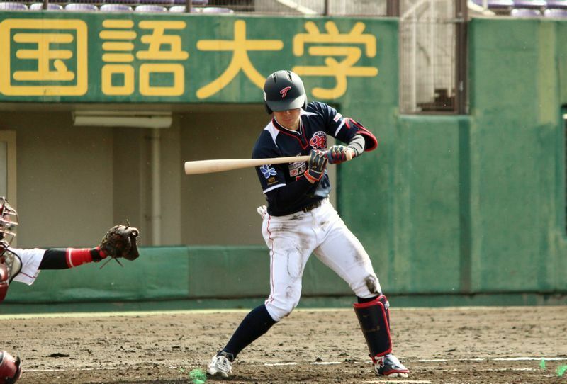 同じく京都府大会の写真ですが、4番の波多野嵩之選手はこの日、マルチ安打。9回は押し出し四球を選んで1打点でした。