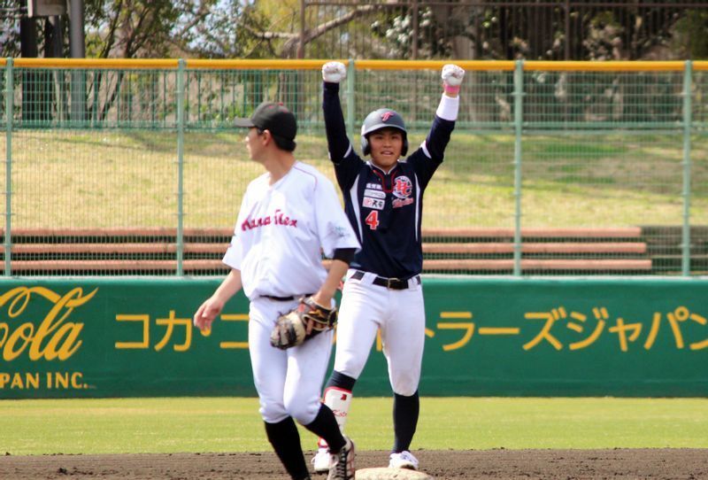 ことし初公式戦、JABA京都府春季大会のカナフレックス戦で7回、十倉幸太選手は同点のタイムリー二塁打を放ってガッツポーズ！