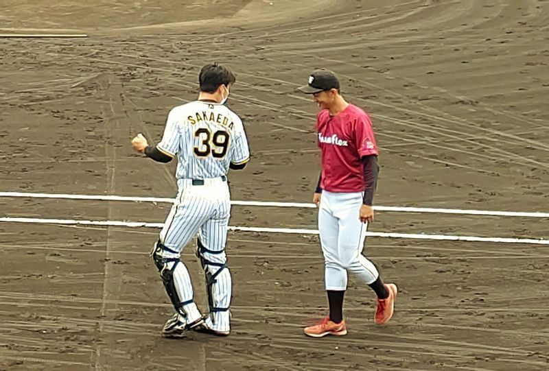 カナフレックス・秋川投手(右)と、立命館大の1つ後輩・栄枝選手(左)。ほんのわずかな交流でした。