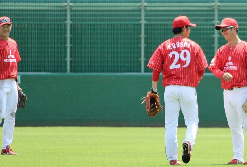 9回に代走で出た江越海地選手(右から2人目)。その裏の守備で右飛をキャッチして、センターの武田選手(左)もにっこり。