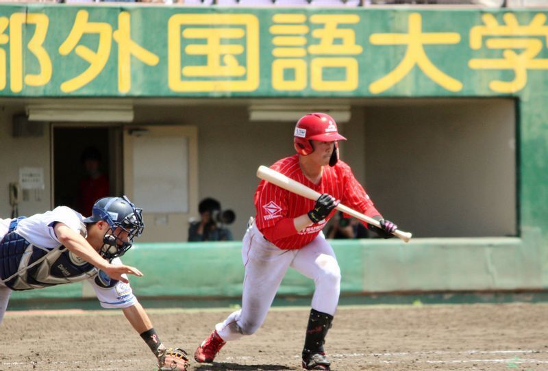 9回表の攻撃。無死一塁で、得意の犠打を決めた武田選手。