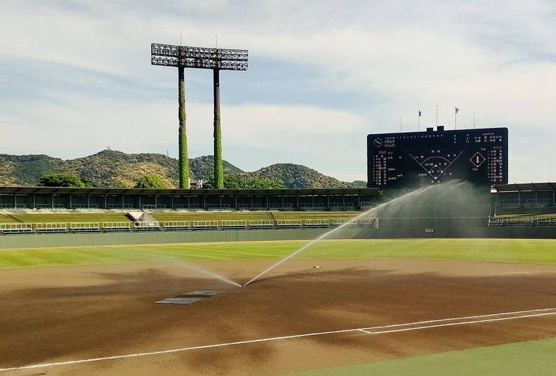 大会初日こそ雨で中止になったものの、5月2日以降は快晴!風も心地よく、最高の野球日和でした。写真は5月5日の長良川球場です。