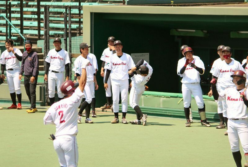 山崎選手はホームインしたあと、ベンチに向かってガッツポーズ！