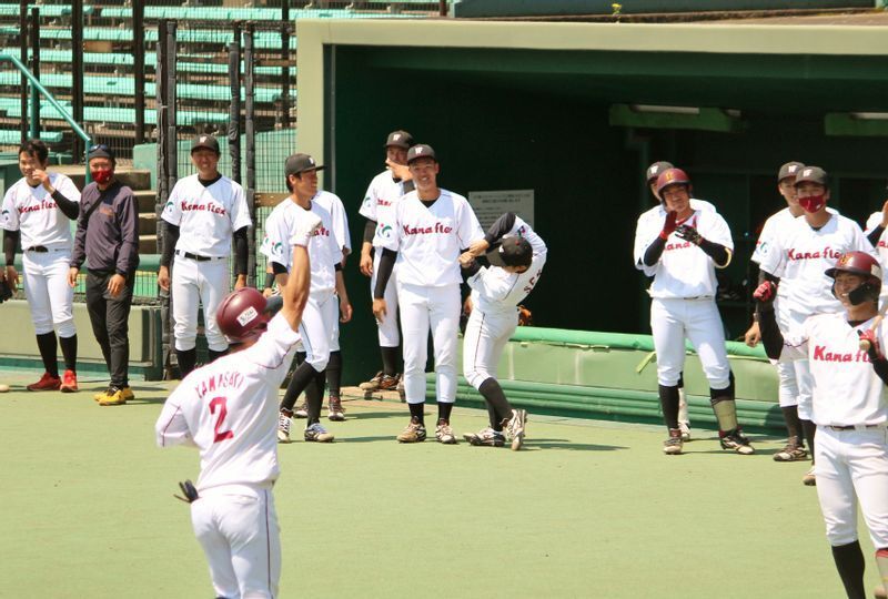 山崎選手はホームインしたあと、ベンチに向かってガッツポーズ!