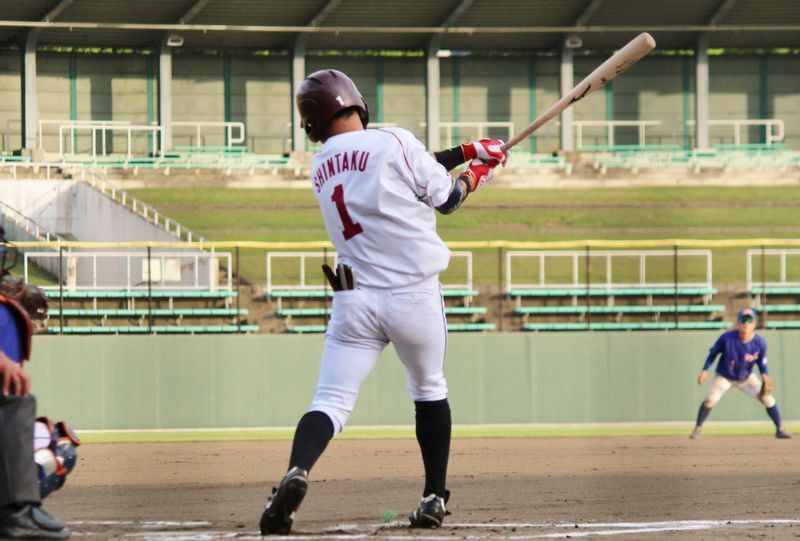 6回は“オホーツク”の1、2番が活躍。まず先頭の新宅選手が左中間への三塁打!