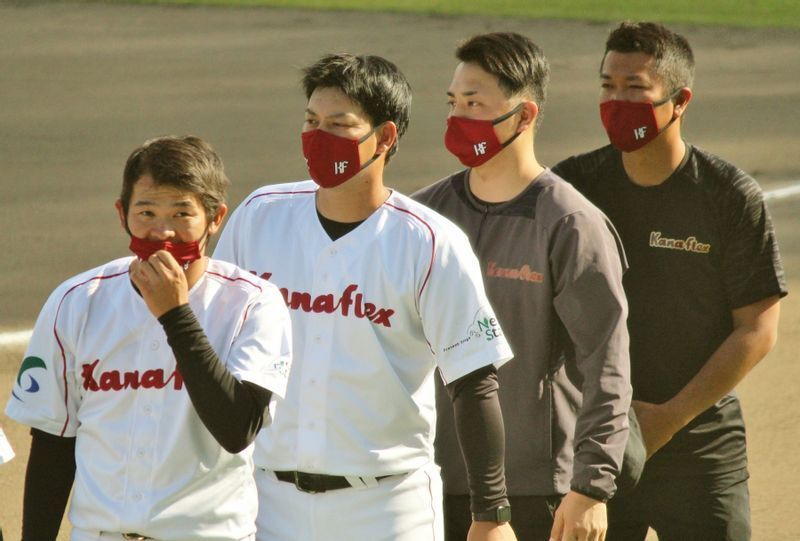 お疲れ様でした！左から大西投手兼任コーチ、藤井助監督、大塩浩史マネージャー、能登洋平トレーナー。