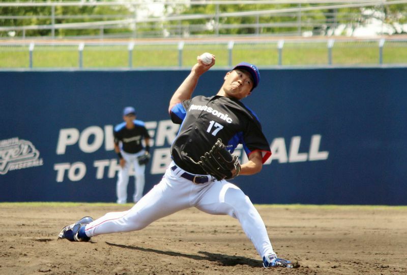 この試合の8回に登板した鈴木佳佑投手。