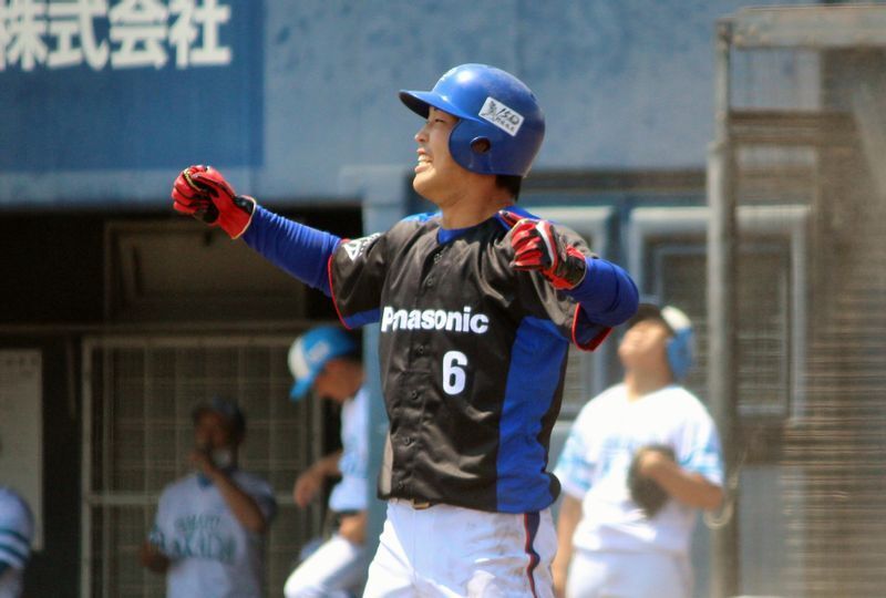 これは5月24日の大和高田クラブ戦で、延長10回にホームインしてガッツポーズをする稲村選手。打った松根選手より大きなアクションでしたね。