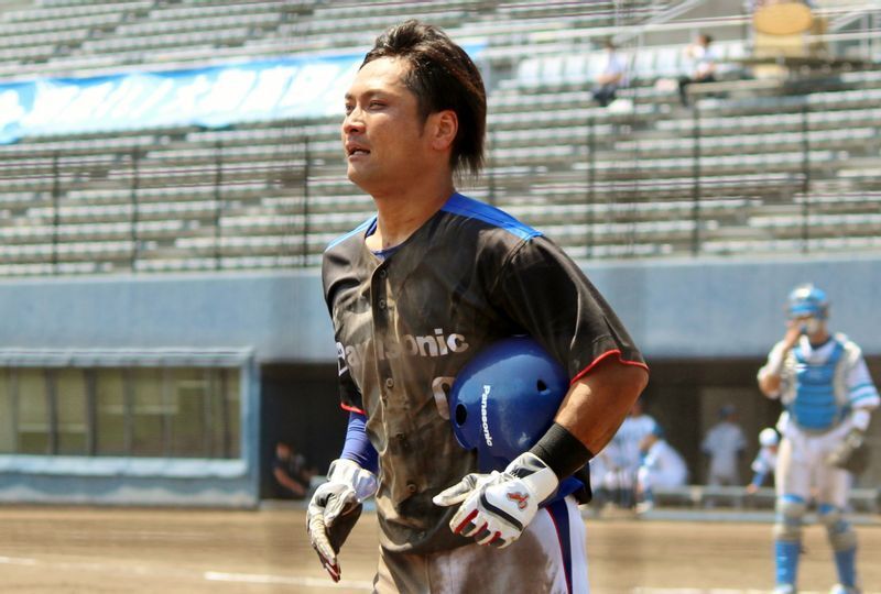 10回裏、松根選手の中前打で二塁から生還した藤井選手。頭から突っ込んで、もう泥んこですね。