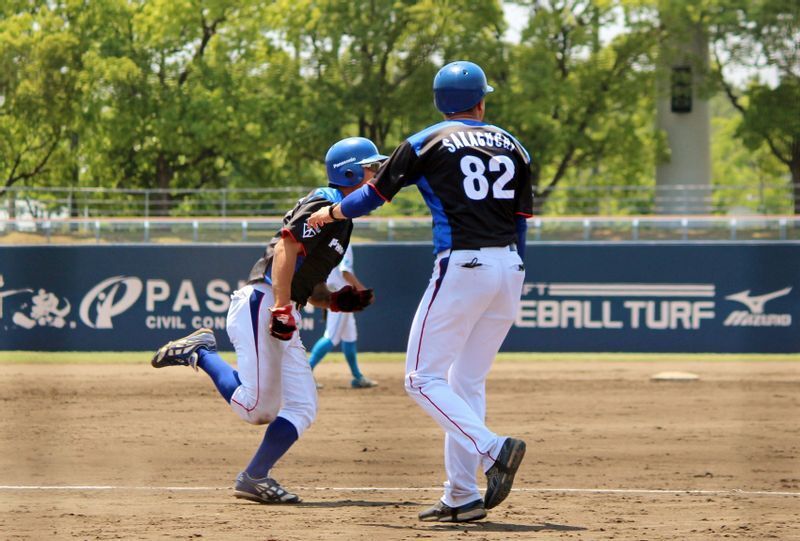 三塁の阪口コーチは手を回し、その前を二塁走者の植田勝至選手も通過。見事ホームインして2対2に追いつきます！