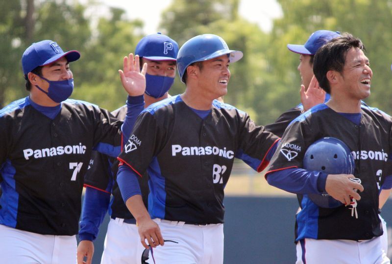 土壇場で追いつき、勝ち越されてもまた追いついて、最後はサヨナラ勝ち！心底嬉しそうな顔でハイタッチしていますね。