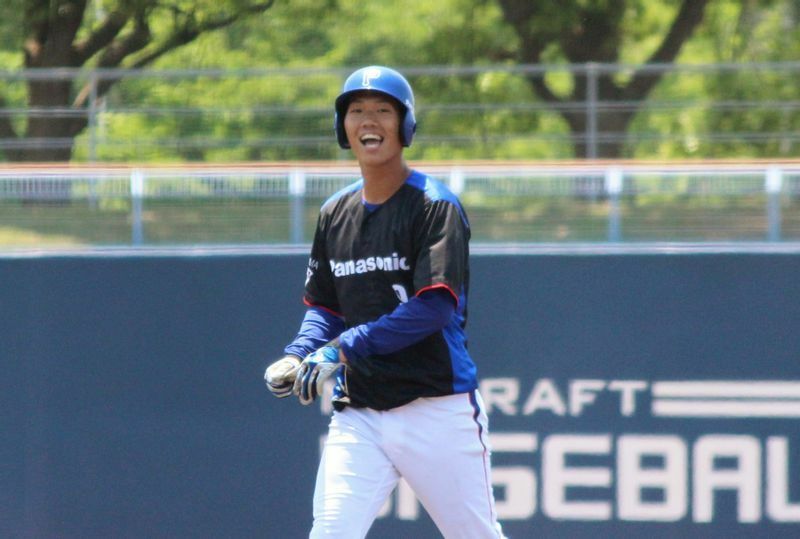 ちなみに5月24日の大和高田クラブ戦でも9回に同点打を放った三宅選手。二塁上で満面の笑みを浮かべた、この写真もどうぞ。
