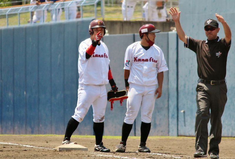 予選最後の試合となった6月2日、9回2死一塁で代打出場した田中怜選手が意地のヒット！福田選手に回しました。