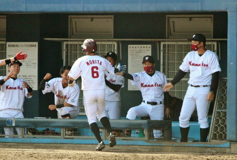 5月27日のミキハウス戦、7回に江頭選手のタイムリーで生還した森田選手(背番号6)を迎えるベンチ。右が藤井助監督、その左が福間監督です。