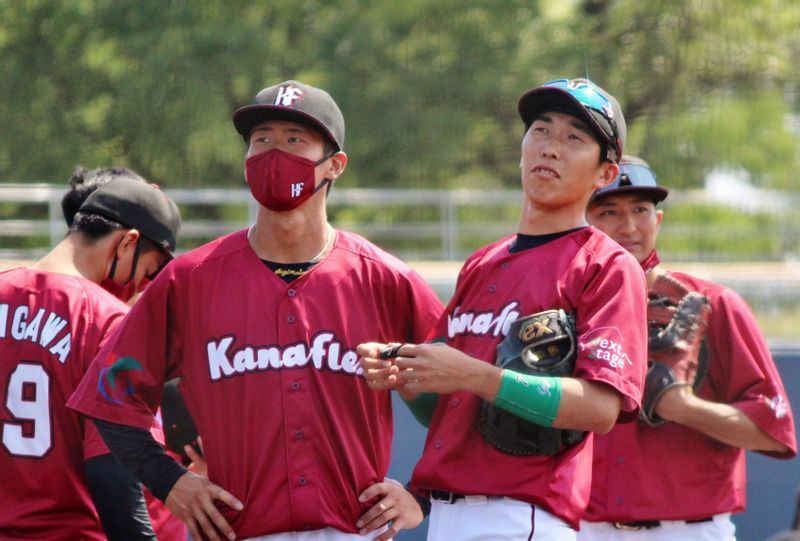 この日の試合前、杉本修太郎選手(左)とともにスタンドを見上げる田中慧選手(緑のリストバンド)。奥さんを探していたんですかね。
