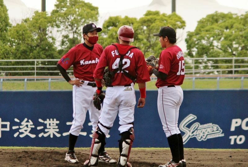 同じく5月31日の大阪ガス戦でマウンドに集まる(左から)福間監督、福田選手、大西投手。