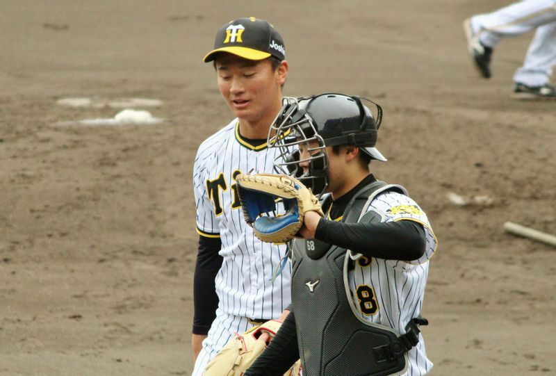 中川選手の写真が撮れず…2月の安芸キャンプのものです。森木大智投手(左)のフリー打撃登板でキャッチャーを務め、終了後に話す中川選手(右)。