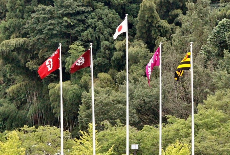 両チームの球団旗に挟まれて、左から2本目は三条市の市旗、そして右から2番目が、昨年ファーム日本一になった阪神のチャンピオンフラッグです！