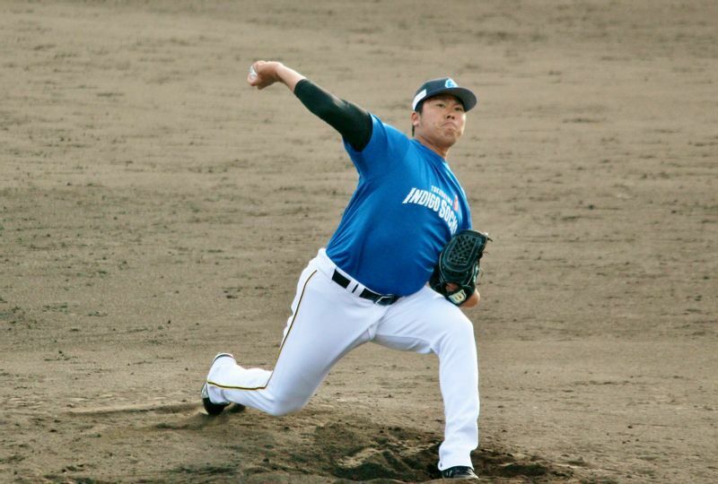 昨年2月25日、練習試合に登板する徳島・福永投手。
