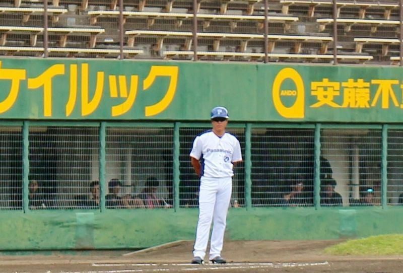 三塁ベースコーチを務める元阪神・阪口哲也コーチ。
