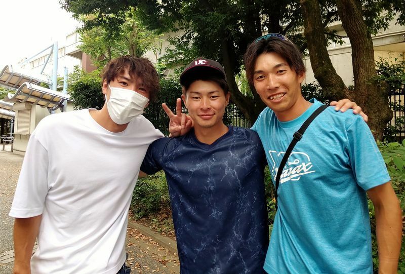 6月で現役を退いた福田優人捕手(左)は最後の決定戦だけ来られなかったとか。他の3試合はスタンドで応援しています。新宅選手(中)と田中慧選手も一緒に。