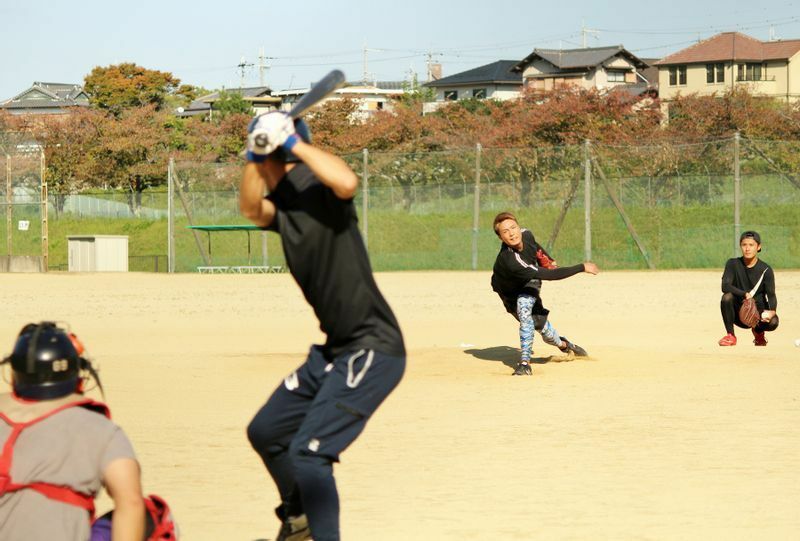 左打席の瀬田翔平さんに投げる一二三さん。キャッチャーは岡本さんです。