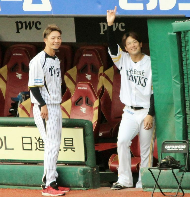 締めは再度、休憩中にスタンドの西田直斗さんを見つけて喜ぶ一二三投手(左)と中谷選手(右)の写真で。阪神の2010年ドラフト組はこの2人をはじめ高校生が6人もいて、とても印象深い年でした。