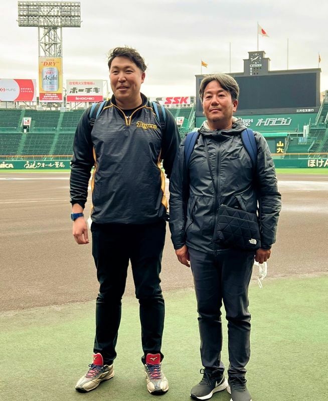 岡山・関西高校野球部部長の守安先生(右)と、卒業生の森田一成さん(左)。2007年の春以来15年ぶりに、甲子園球場のグラウンドで一緒に立ちました。