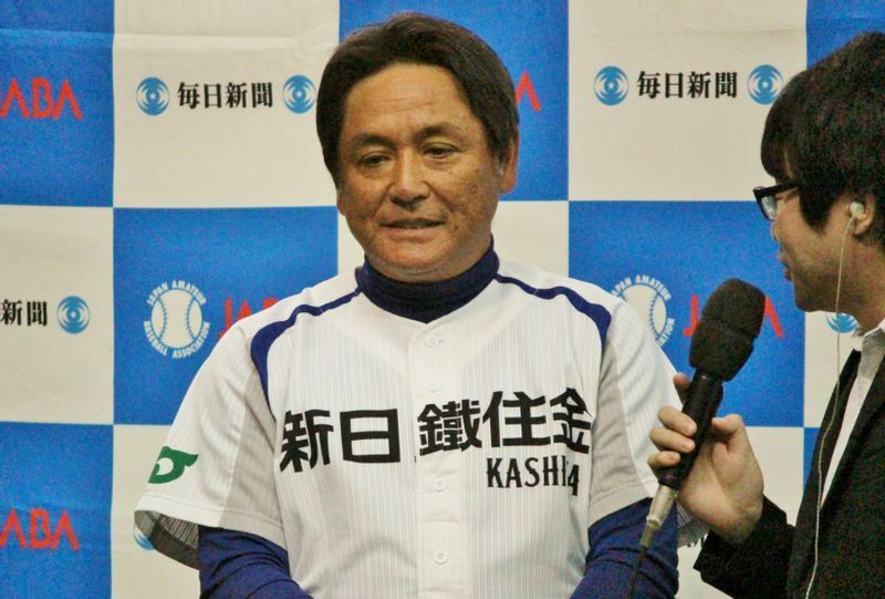 ※2018年の日本選手権で勝利インタビューを受けている日本製鉄鹿島(当時は新日鐵住金鹿島)の中島監督。かなり緊張されています。