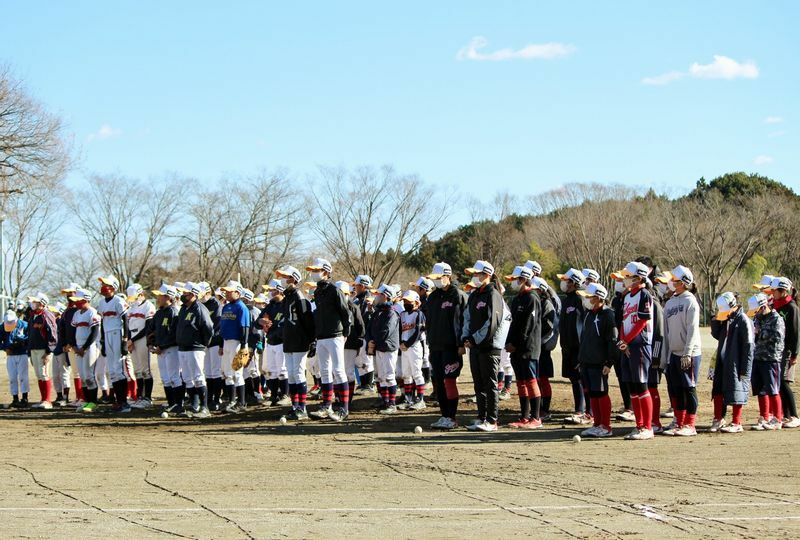野球教室に参加した寄居町、深谷市の野球チームとソフトボールチームなどの少年少女たち。