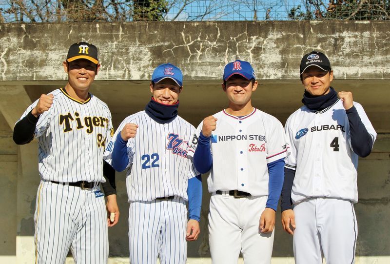 ことしの助っ人(右から日置選手、渡部投手、高田選手)と原口選手。みんな深谷彩北リトルシニア出身です。