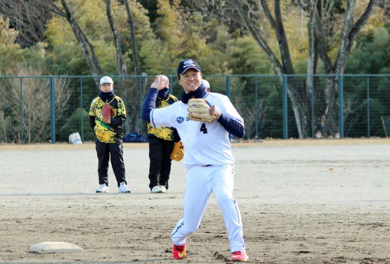 守備練習で、ファーストの原口選手に送球しているショートの日置選手。